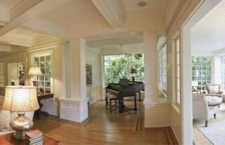 Phòng khách vô cùng thoáng đãng và rộng rãi với chiếc piano là điểm nhấn.