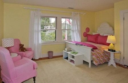 Phòng ngủ của cô con gái yêu nổi bật bởi gam màu hồng dễ thương.