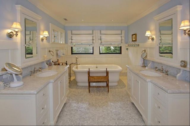 Phòng tắm có tông màu trắng chủ đạo được thiết kế theo phong cách cổ điển nhưng rất sang trọng.
