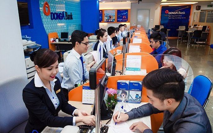 khách hàng tham gia gửi tiết kiệm tại ngân hàng Đông Á