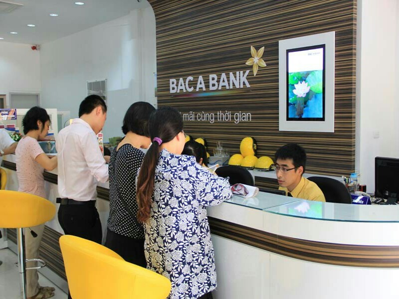 Khách hàng đang gửi tiền tại ngân hàng Bắc Á